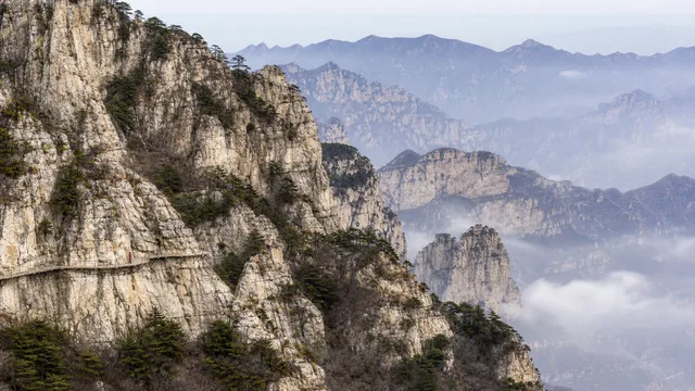 白石山：太行山脈北端の白い岩峰を歩く