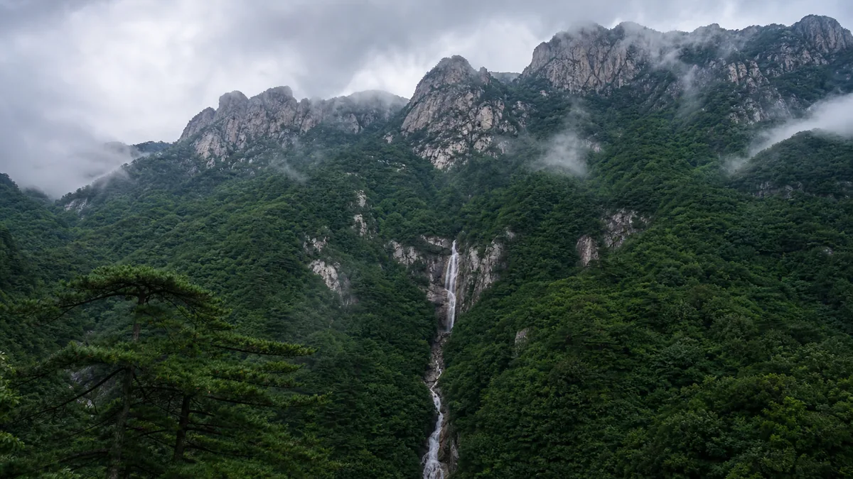 Baiyun Mountain, Henan: Forest, Falls and Summit Routes