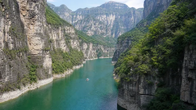 八泉峡：水面と岩壁から読む太行山