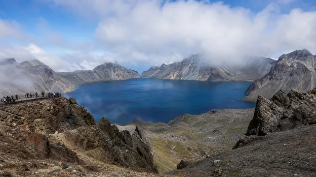 長白山：火山と天気がつくる天池の輪郭