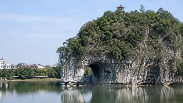 象鼻山：ビル一棟ほどの大きさの市章