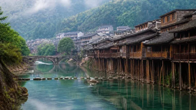 鳳凰：一枚の写真として建て直された兵の町