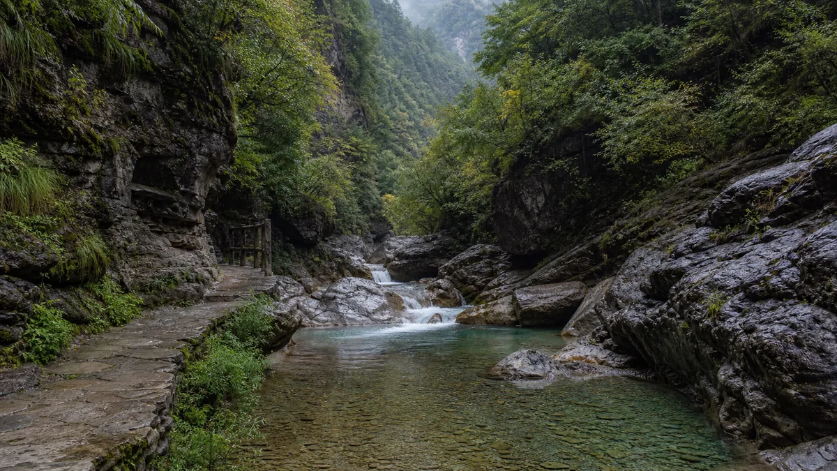 Guan'e Gou: Reading Water Between Two Valleys
