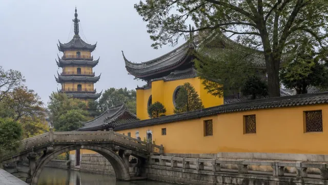 寒山寺：二十八字が養った寺