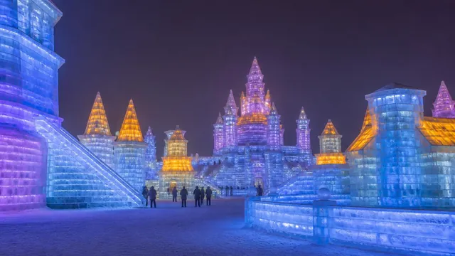 ハルビン氷雪大世界：融けるために建てられる街