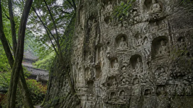 霊隠寺：ここで一番のものは門の外にある