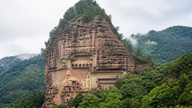 麦積山：鑿を拒んだ崖