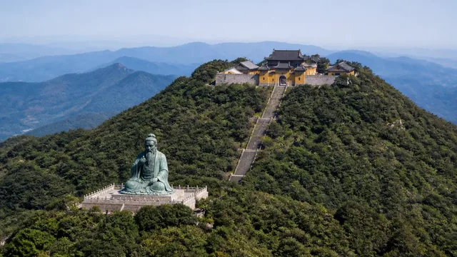 茅山：第一の福地、手紙で皇帝に助言した隠者、そして爆竹にラッパで応える記念碑