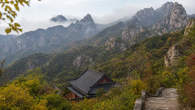 千山：峰、寺観、石段を読み解く