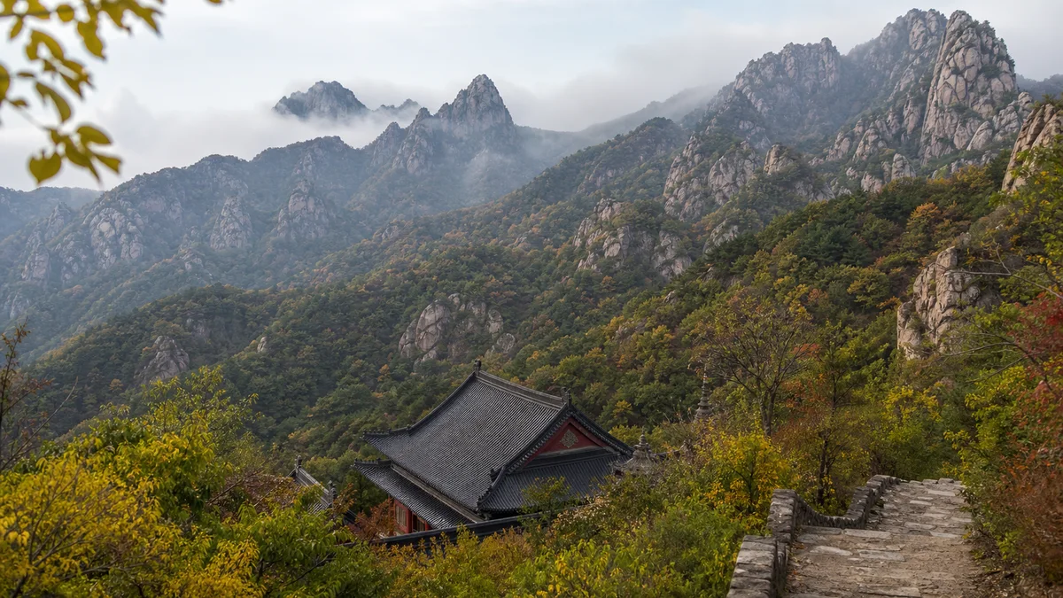 Qianshan: Reading Peaks, Temples and Stone Paths