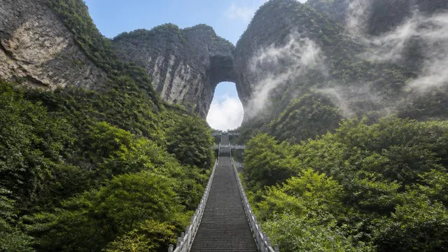 天門山：もう一つの山と、そこに開いた穴