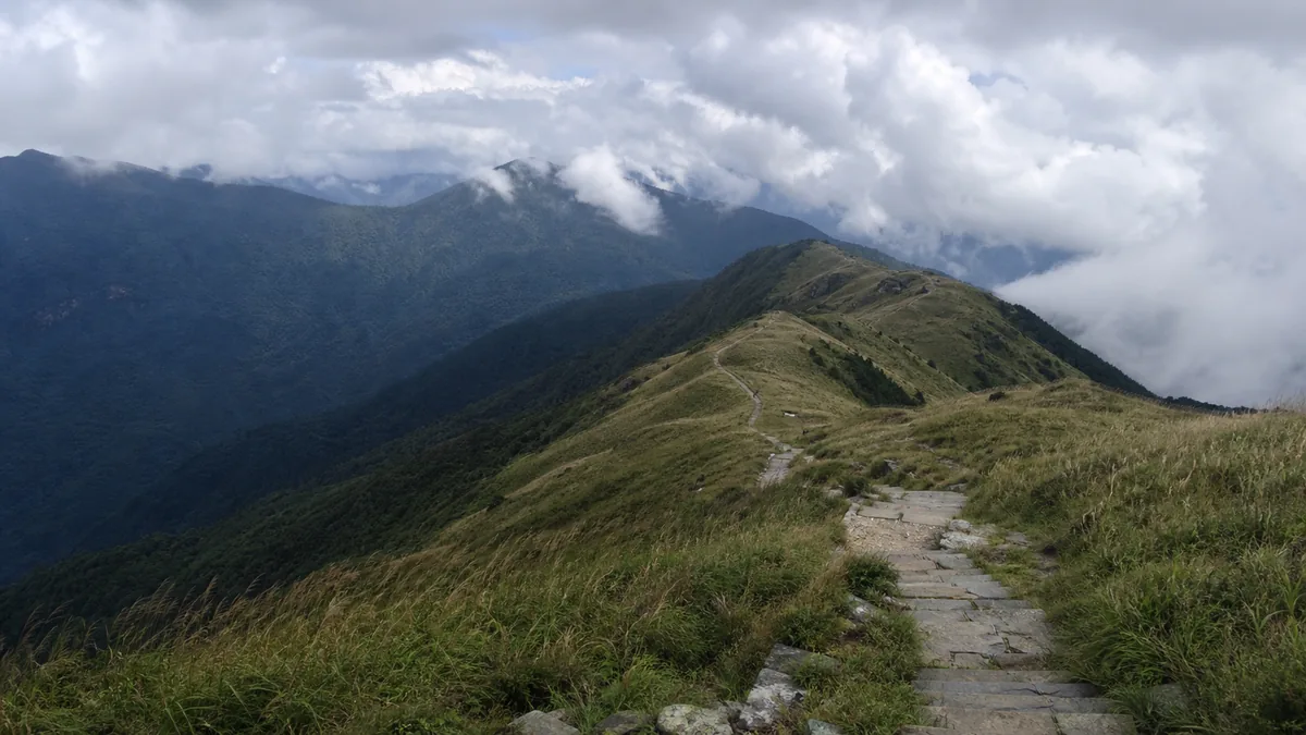 Wugong Mountain: Read the Meadow Before the Summit