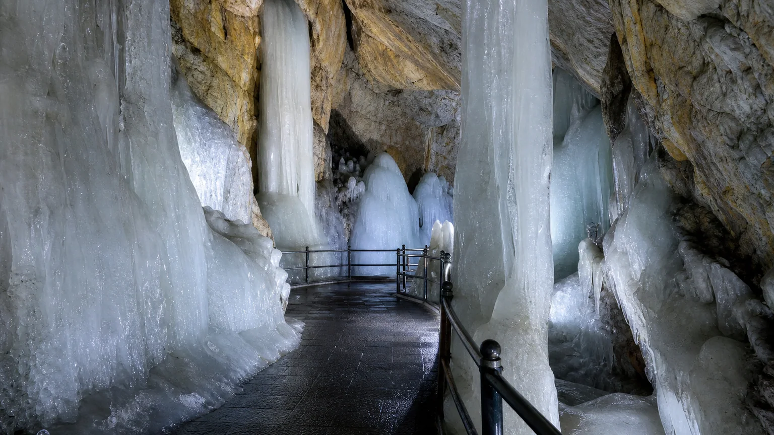Yunqiu Mountain: Ice Caves, Villages and a Ritual Calendar